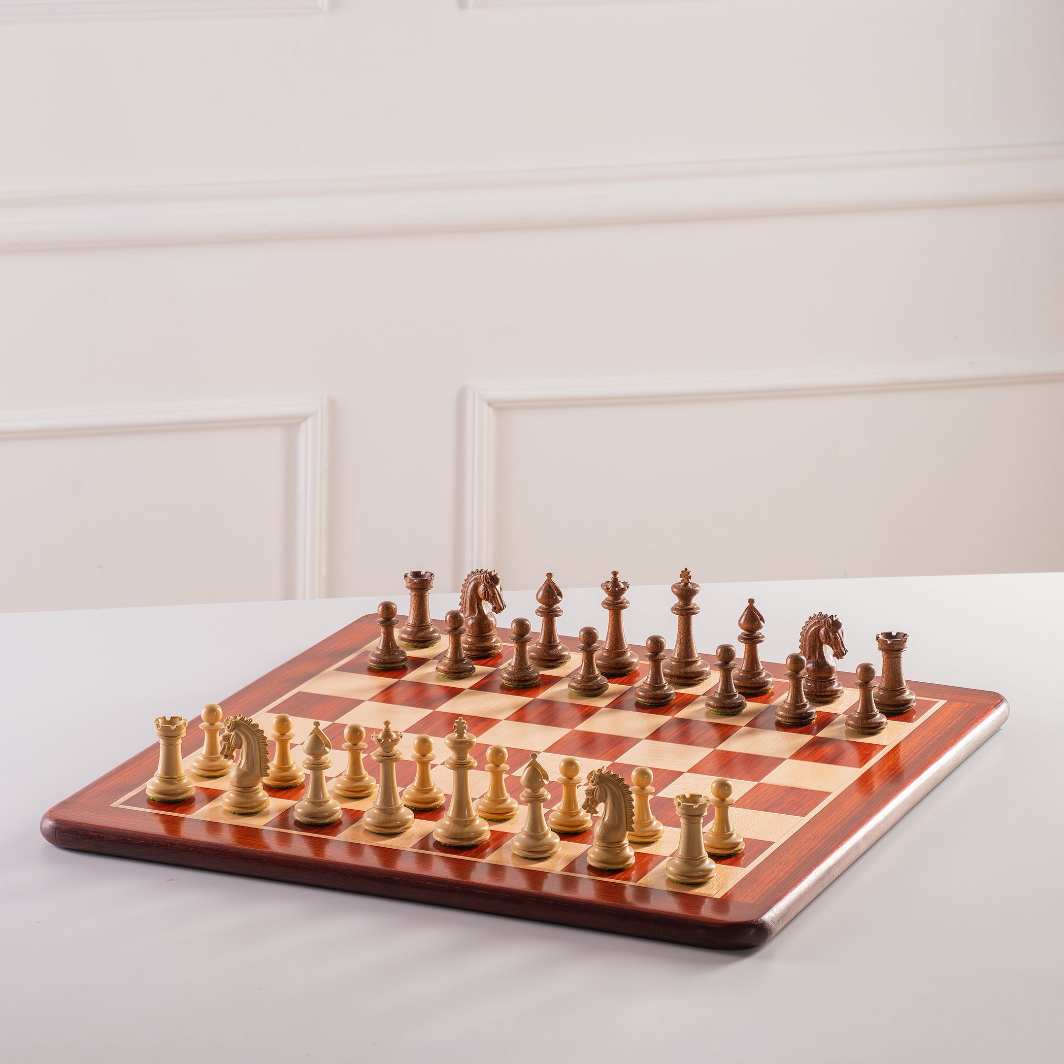 Tablero de ajedrez macizo de secuoya y haya de 22,8″ (sin anotaciones)