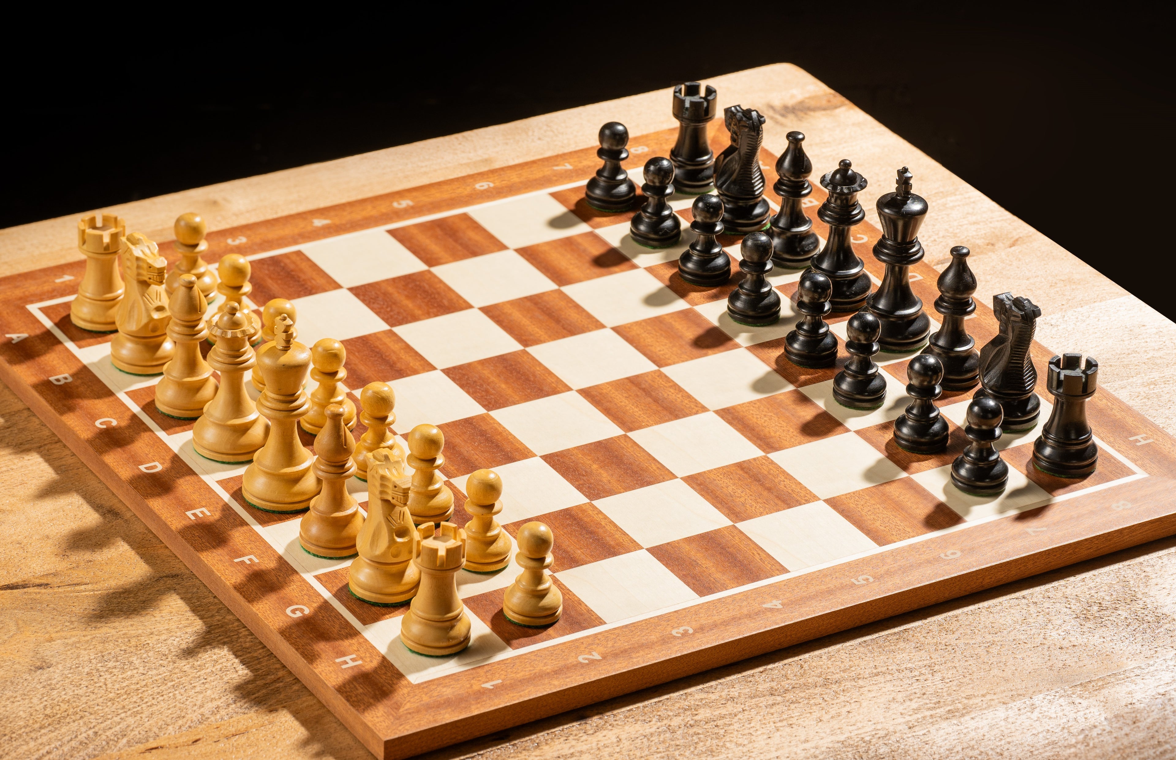 Juego de ajedrez de caoba y arce con notación, piezas ebonizadas de 3" y casillas de 1,77"