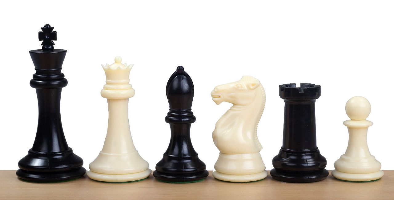 Piezas de ajedrez de plástico de 4" con peso de rey y reinas adicionales en blanco y negro
