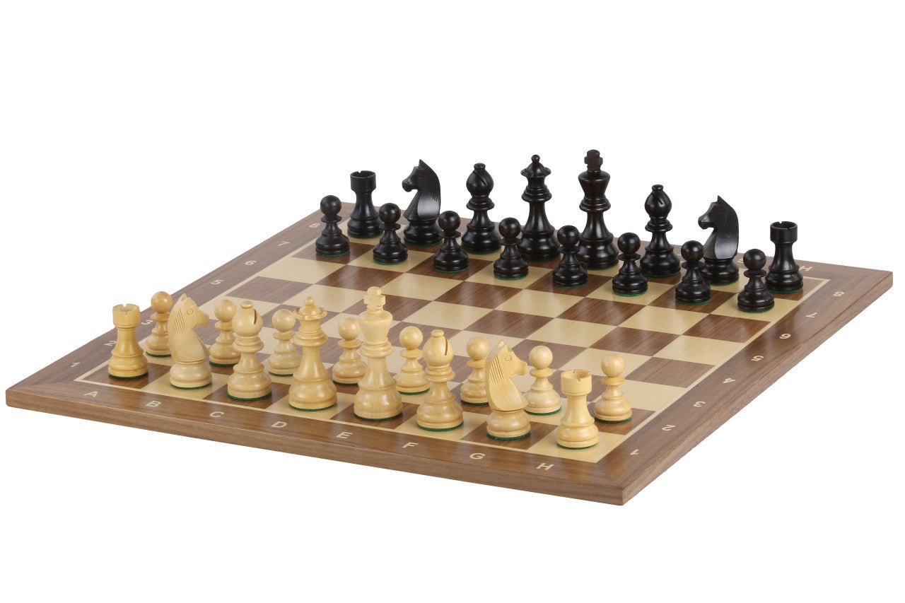 Juego de ajedrez de torneo n.º 5 con tablero de nogal con anotaciones