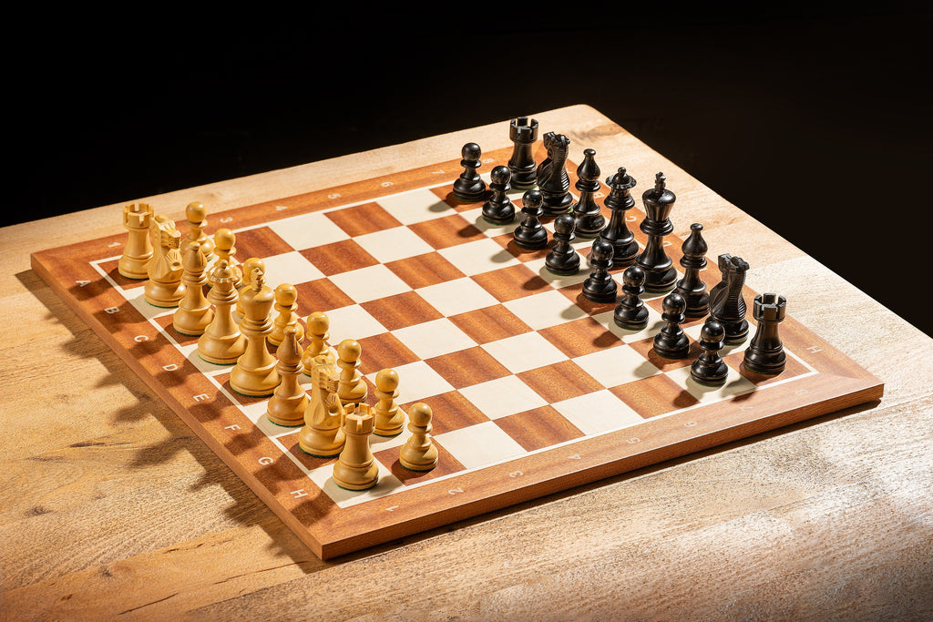 Juego de ajedrez de caoba y arce con notación, piezas ebonizadas de 3" y casillas de 1,77"