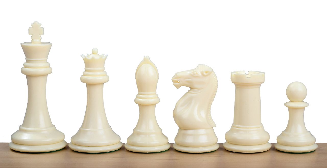 Piezas de ajedrez de plástico de 4" con peso de rey y reinas adicionales en blanco y negro