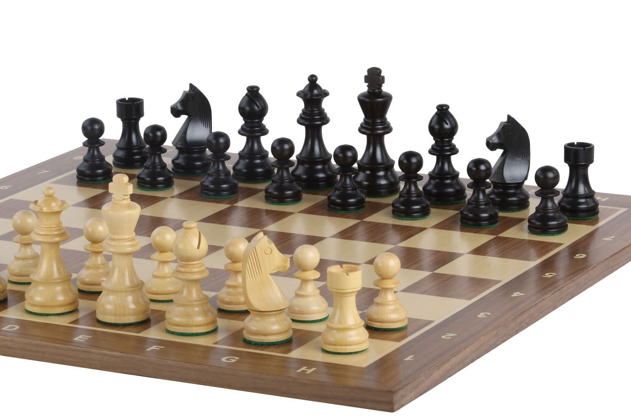 Juego de ajedrez de torneo n.º 5 con tablero de nogal con anotaciones